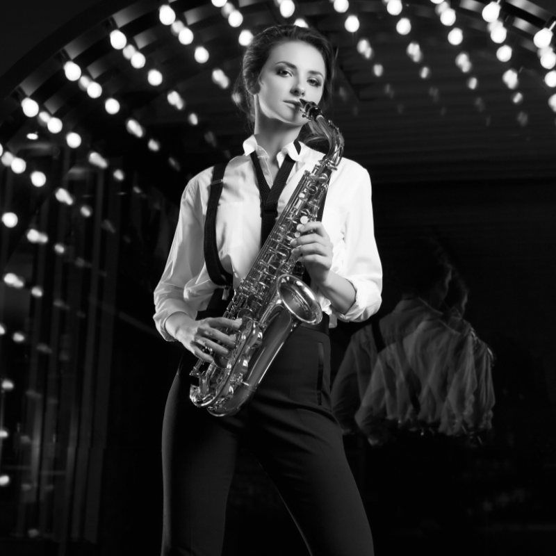 mujer con saxofón